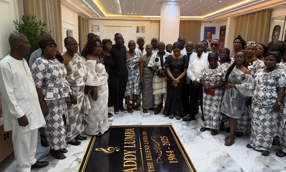 Family of Daddy Lumba pouring libation at his tomb