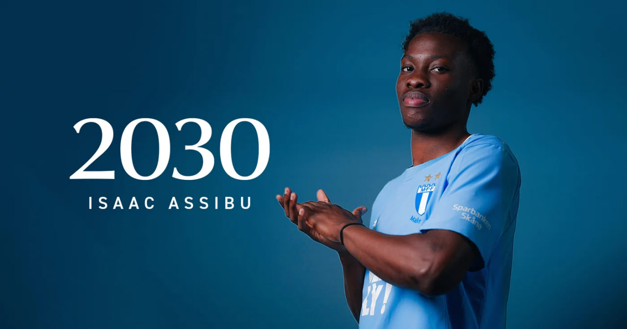 Isaac Assibu signing his long-term contract extension with Malmö FF